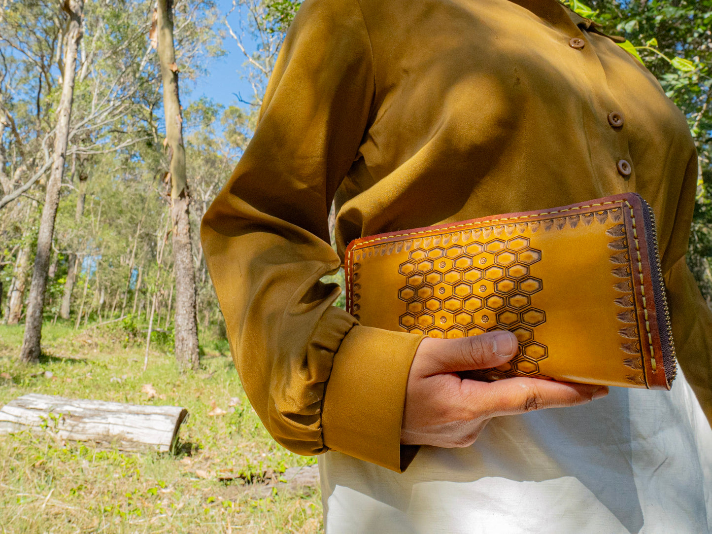 "Bee hive Summer" nature inspired round zip leather long wallet purse