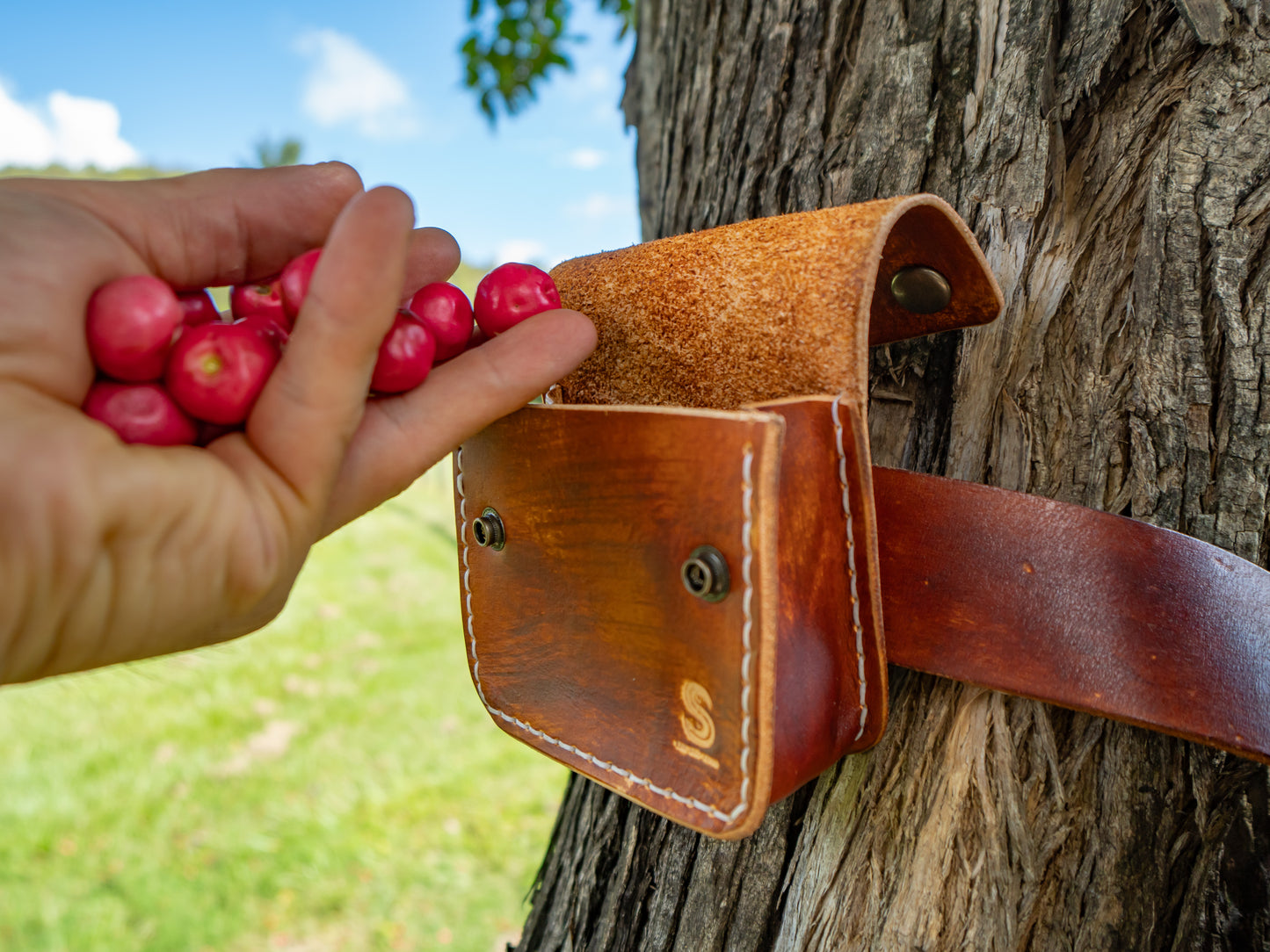 Mini foraging leather belt pouch with snap closure