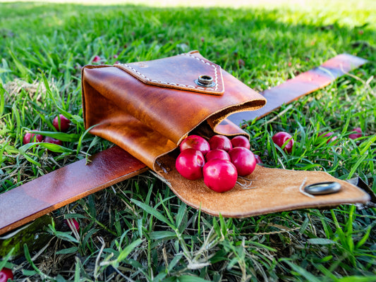 Mini foraging leather belt pouch with snap closure