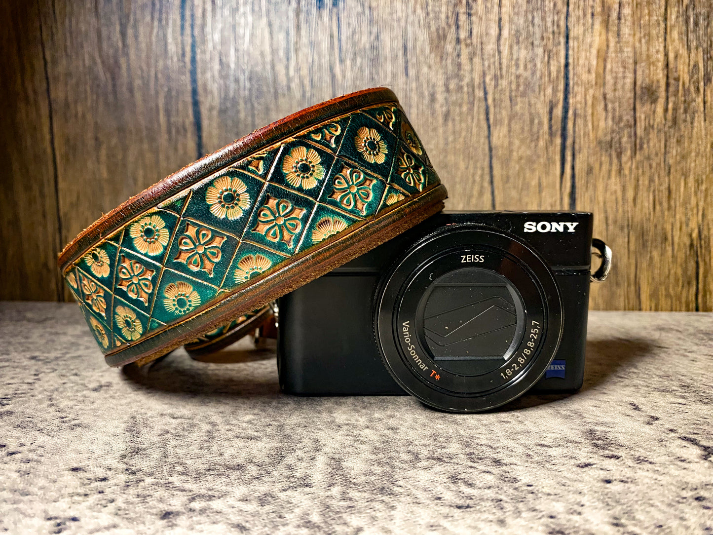 Adventurers full grain leather camera strap - green nature