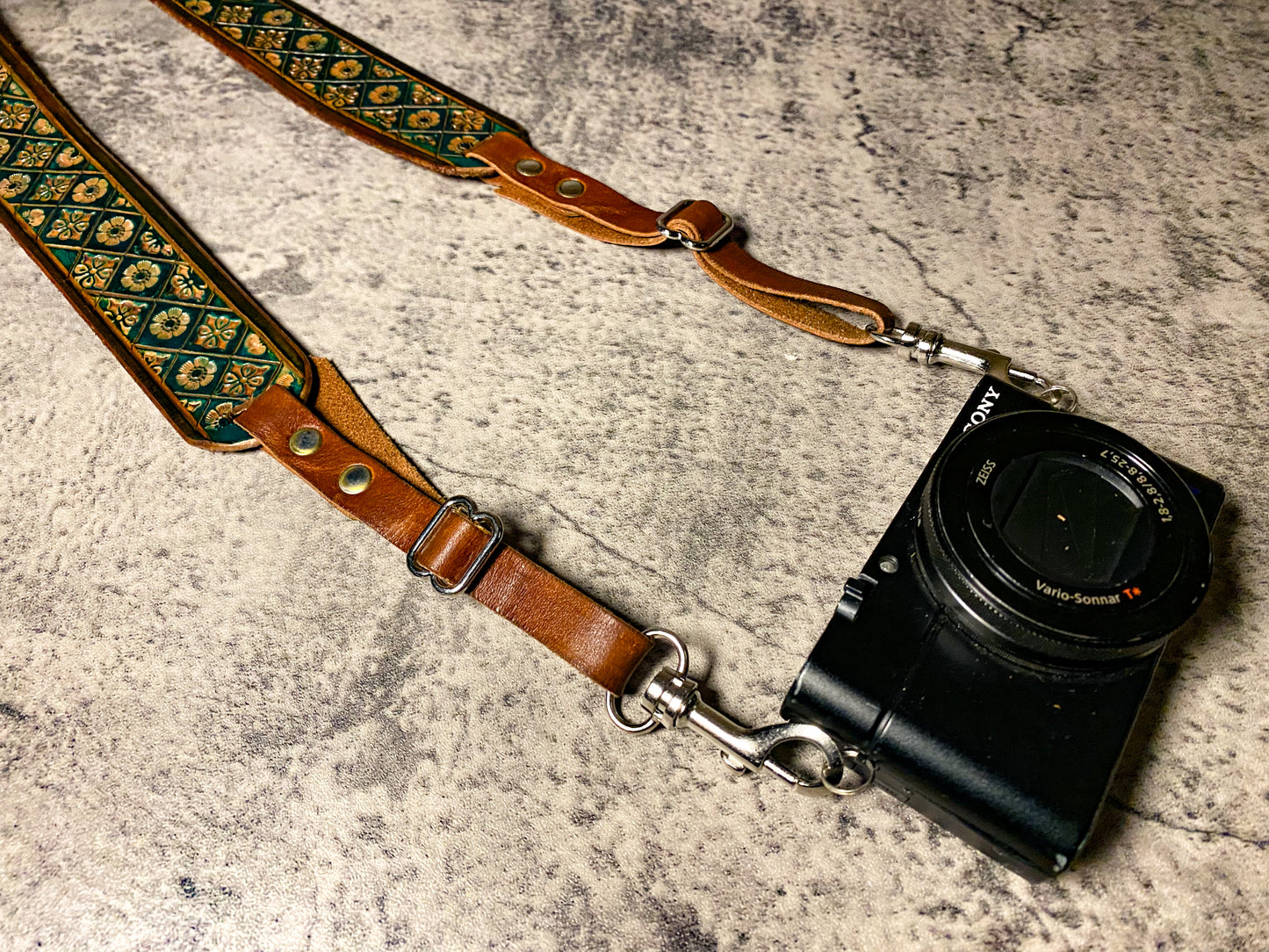 Adventurers full grain leather camera strap - green nature