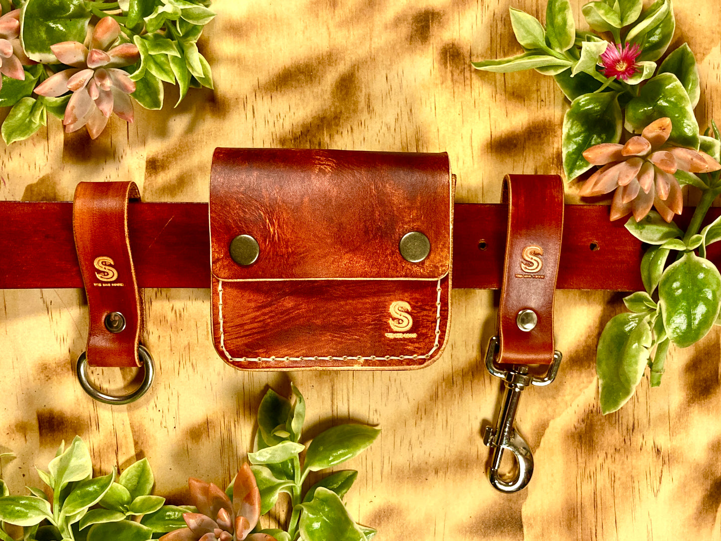 Mini foraging leather belt pouch with snap closure