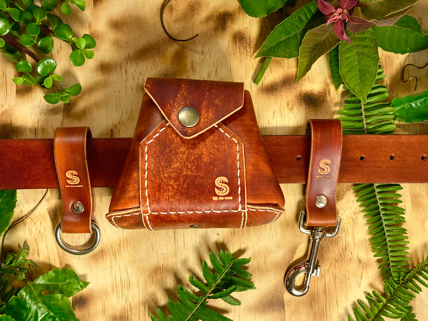 Mini foraging leather belt pouch with snap closure