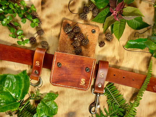 Mini foraging leather belt pouch with snap closure