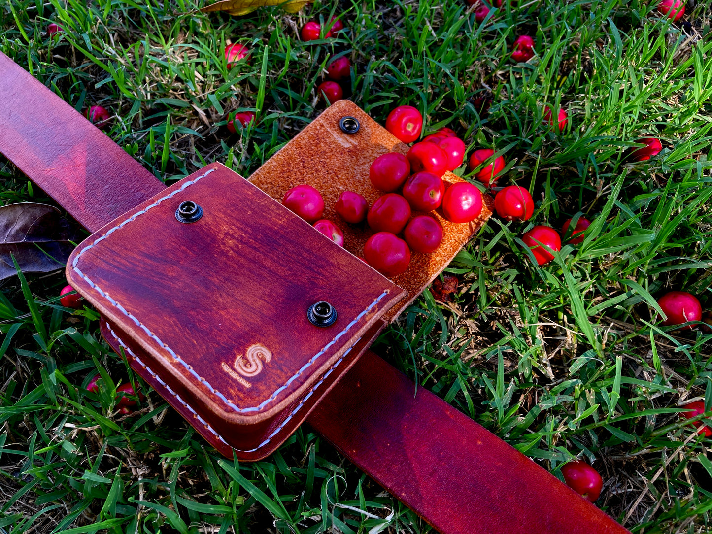 Mini foraging leather belt pouch with snap closure