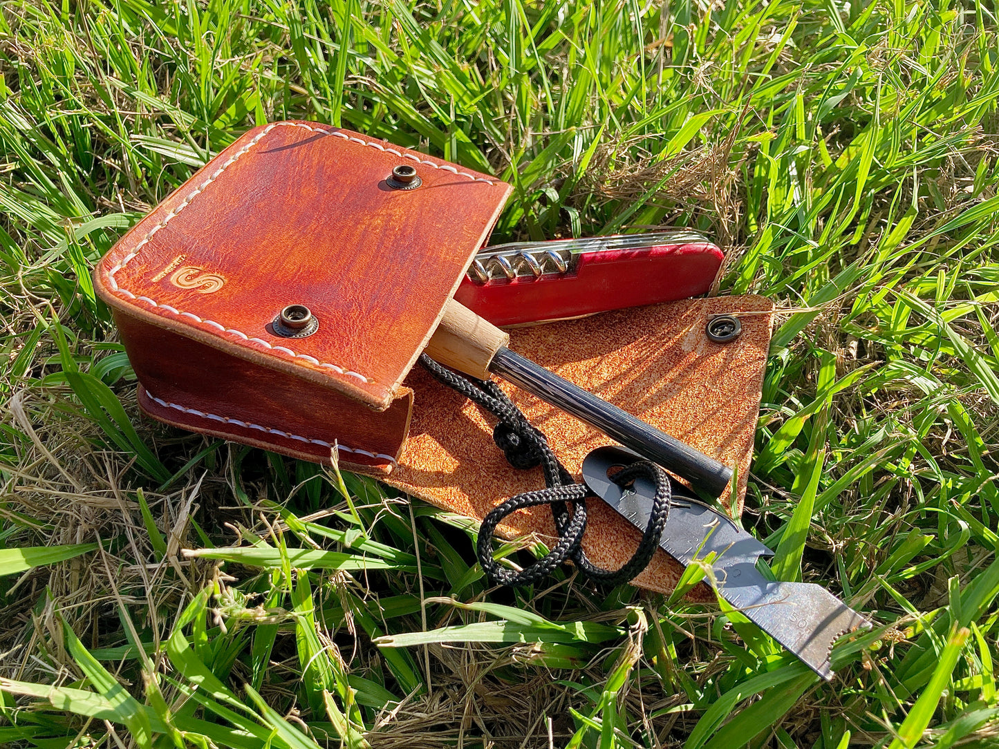 Mini foraging leather belt pouch with snap closure