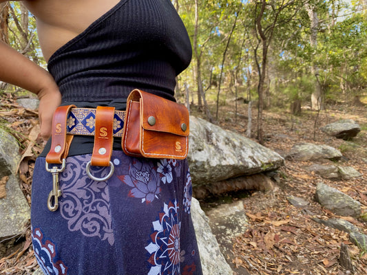 Mini foraging leather belt pouch with snap closure