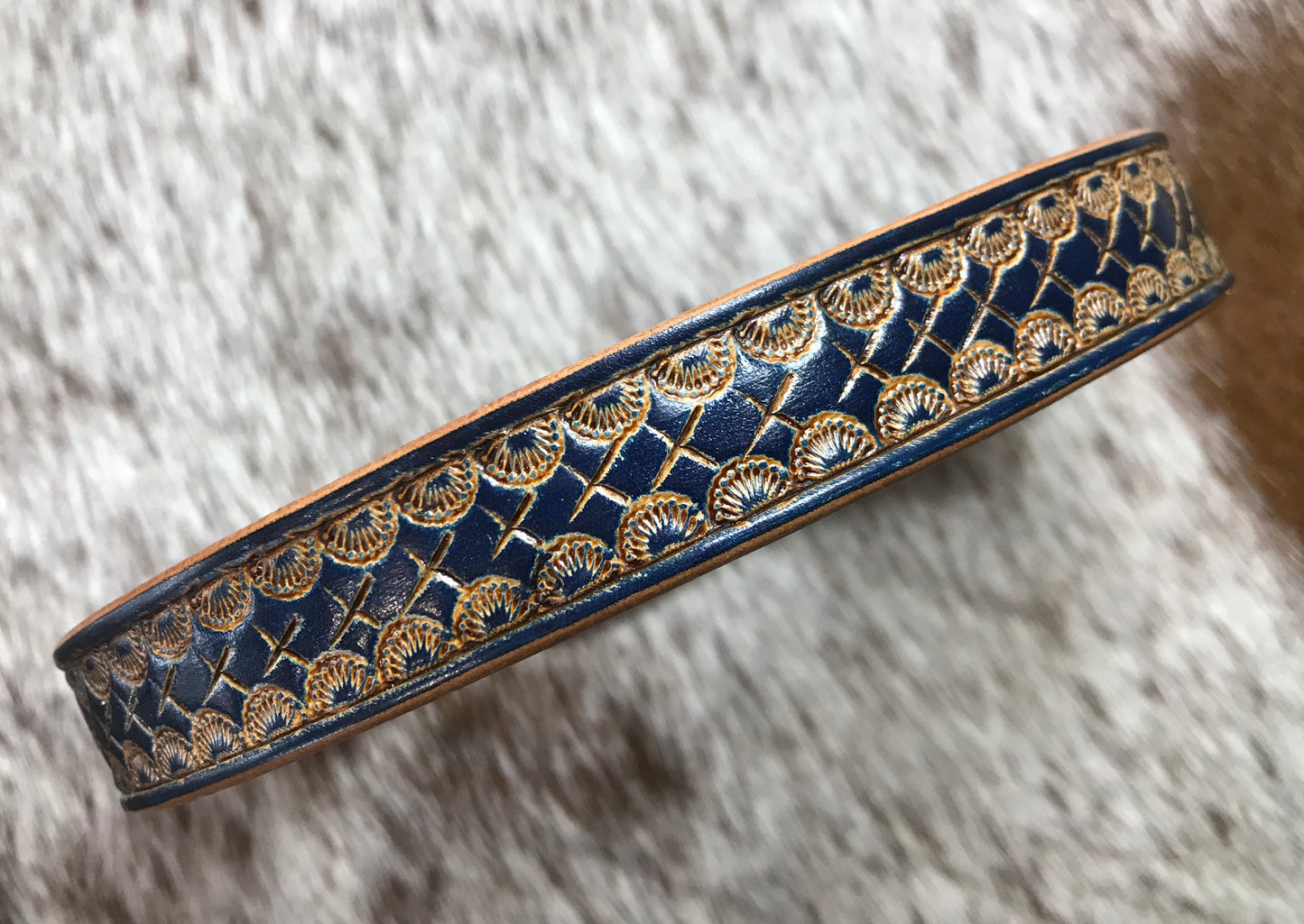 Hand carved diamond pattern medium collar