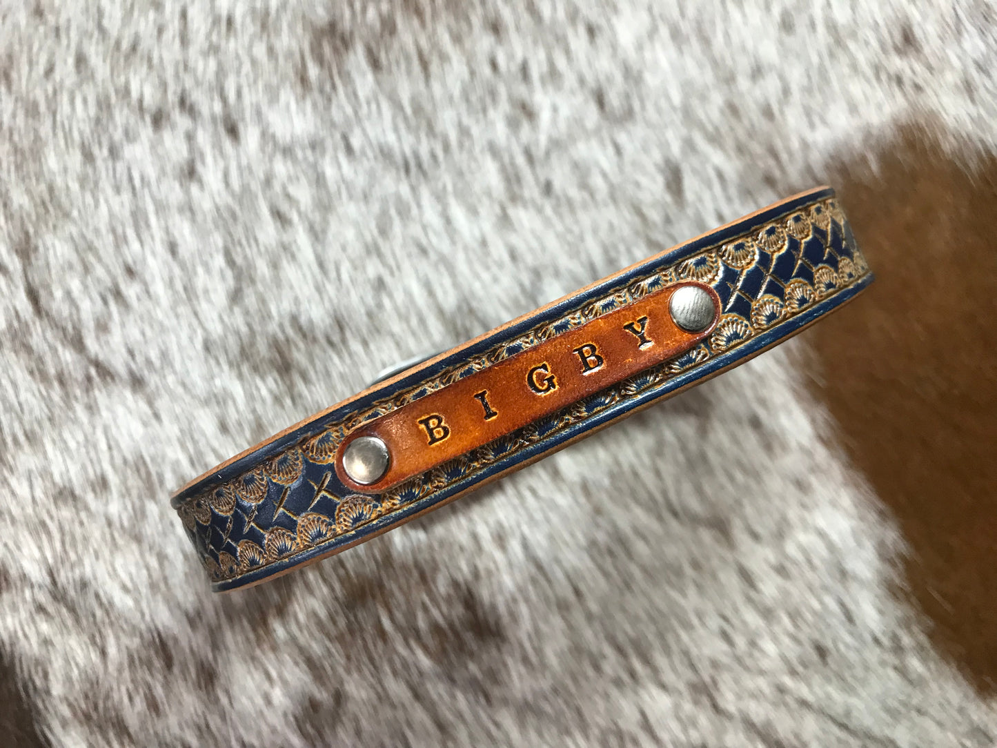 Hand carved diamond pattern medium collar